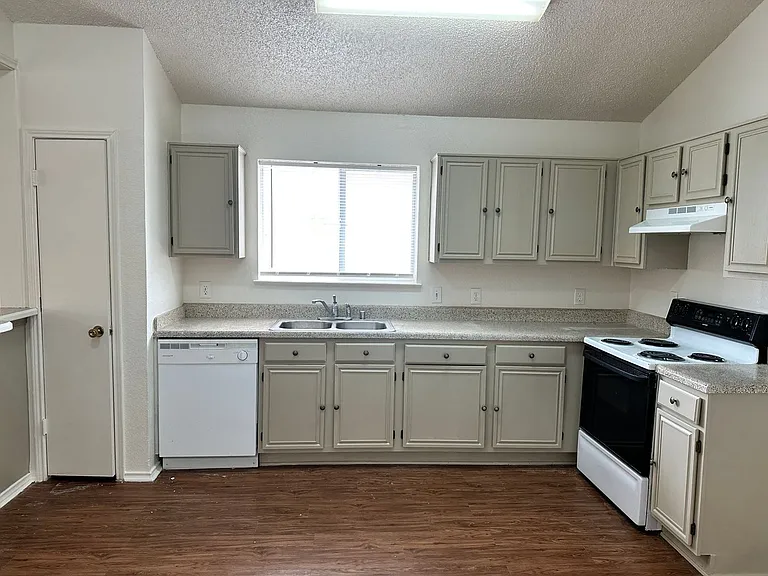 4024 Periwinkle Dr — Photo 6