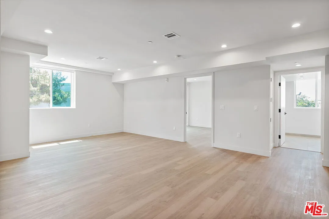 1 bed, 1.0 bath, 561 sqft, $2,100 — Photo 2