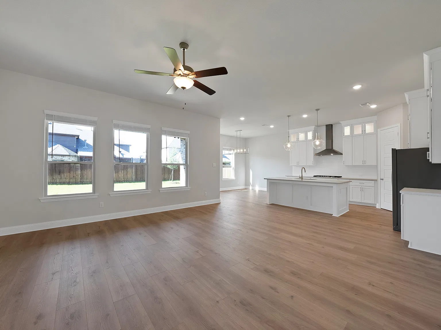 5 bed, 3352 sqft, $3,200 — Photo 3
