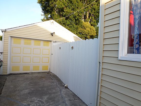 3rd image of 950 32nd St