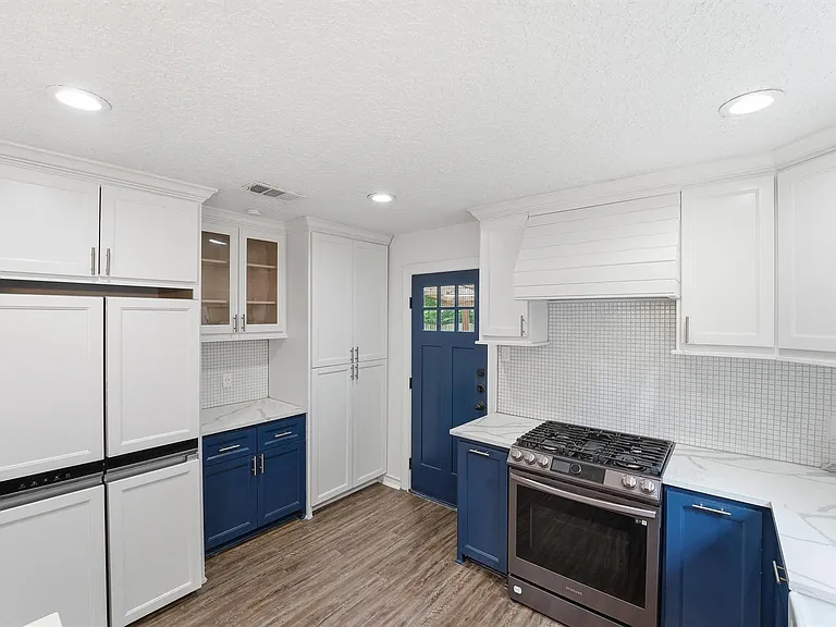 2044 Des Jardines St — Photo 18