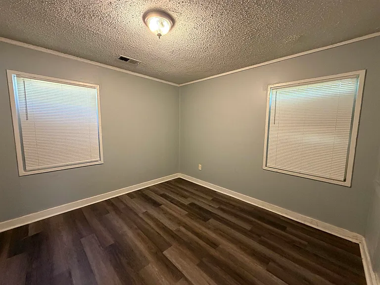 1300 Robin Hood Ln — Photo 7