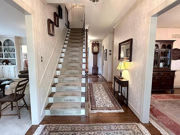 5th image of 475 Larkspur Ln
