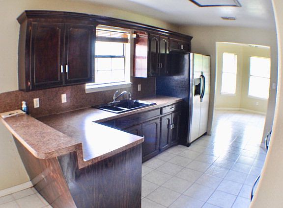 3rd image of 916 Parkway Dr