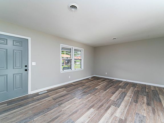 4th image of 2489 Parkway Drive