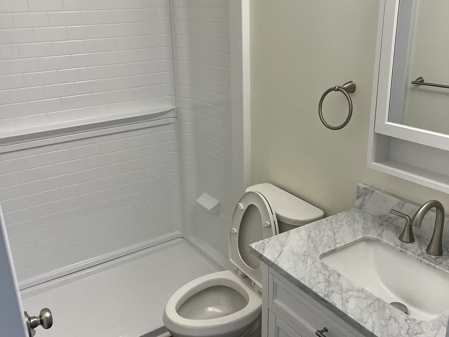 1 bed, 888 sqft, $1,600 — Photo 4
