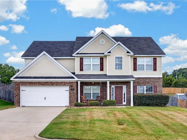8 Oakwood Ct, Phenix City, AL 36870