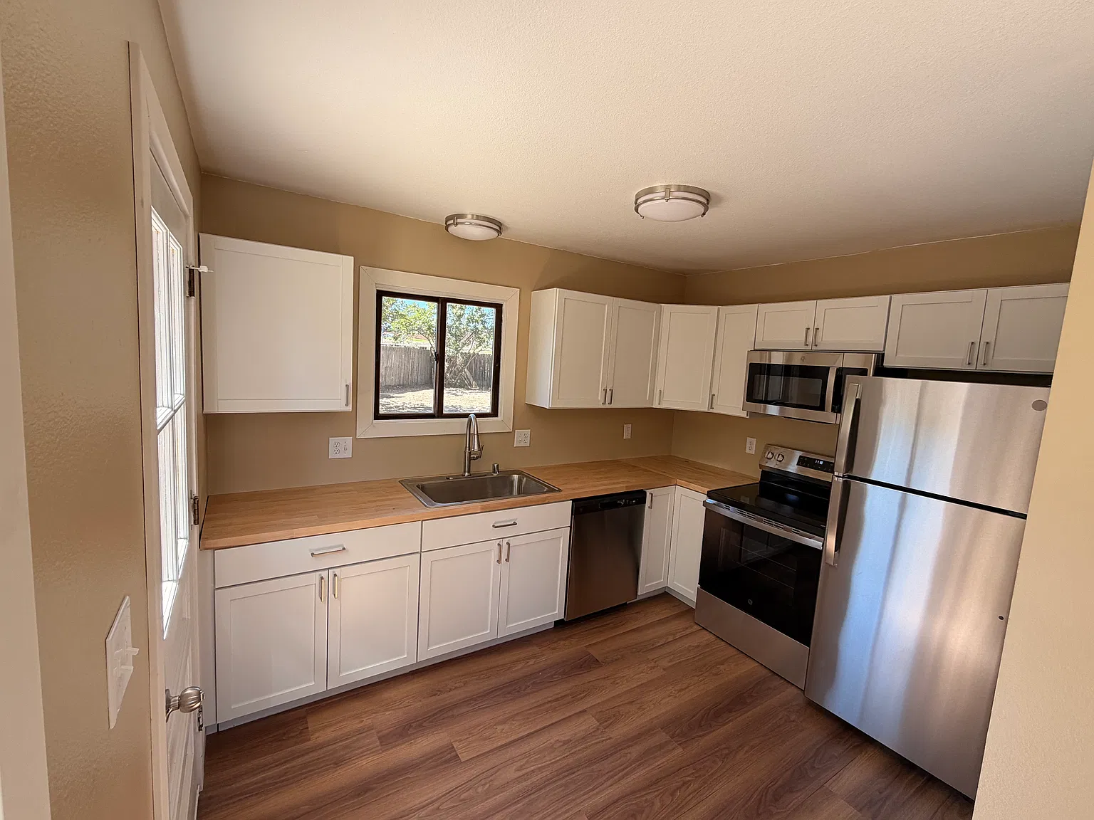 2 bed, 1.5 bath, 900 sqft, $1,900 — Photo 2