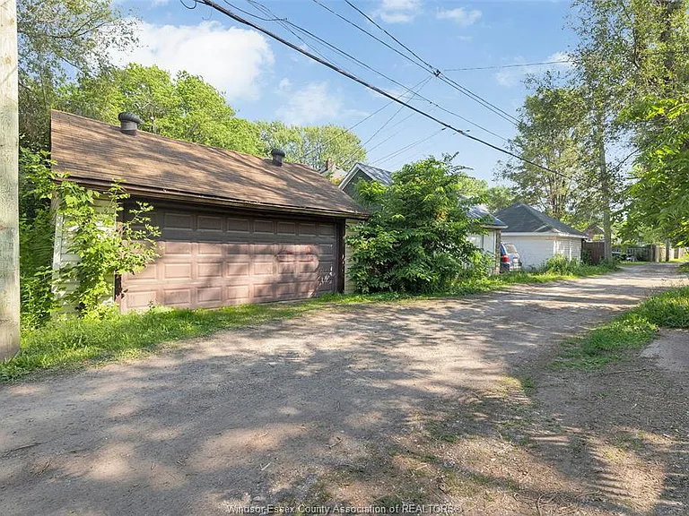 3622 Queen St — Photo 24