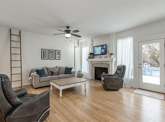 4th image of 313 NW Fox Hollow Ln