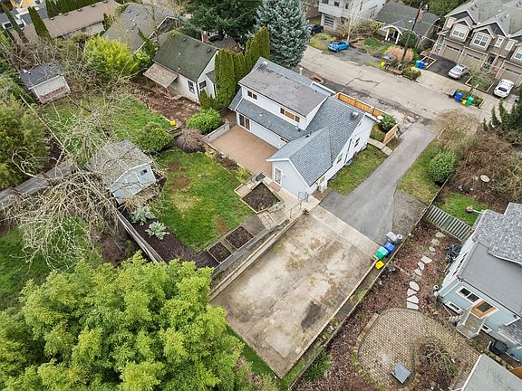 4th image of 1831 SW Evans St