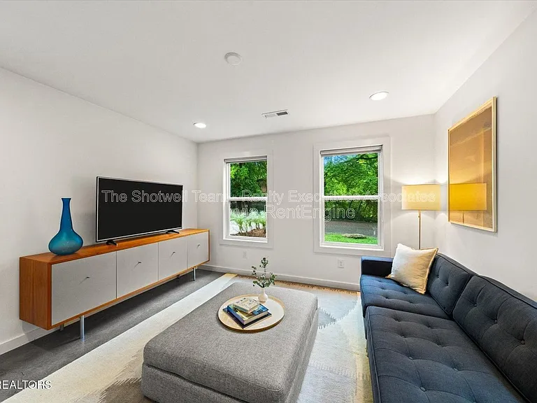 1327 Brown Ave — Photo 4