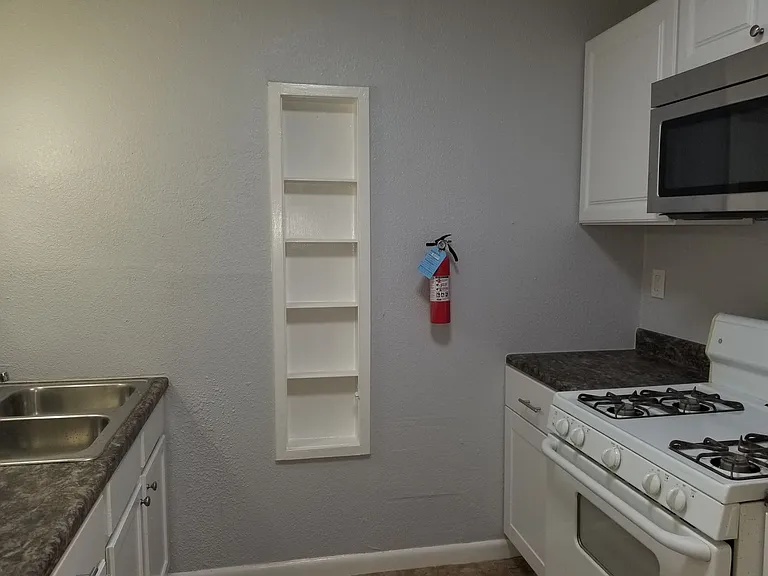 504 Elmhurst Ave — Photo 3