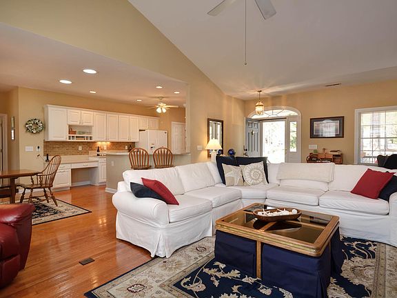 4th image of 3381 St James Drive SE