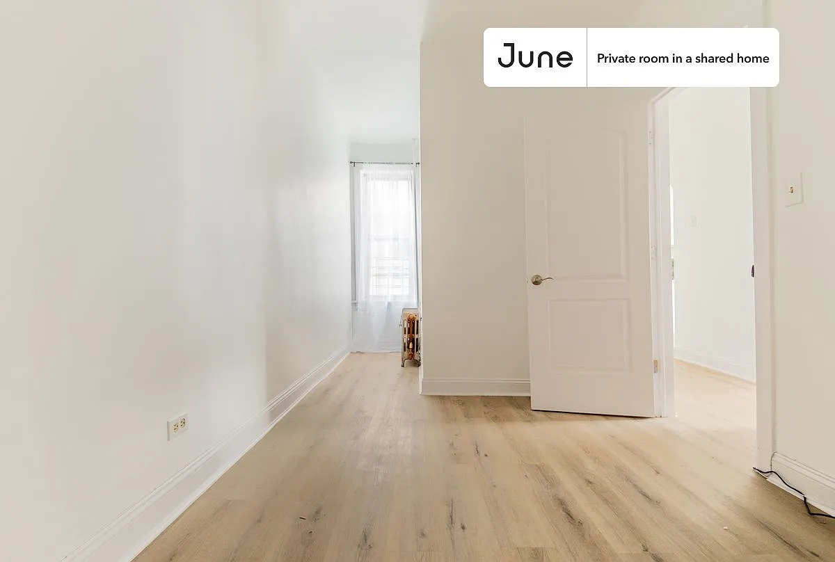Queen bedroom in 4 bed/1 bath home in Sunset Park #1876 D — Photo 3