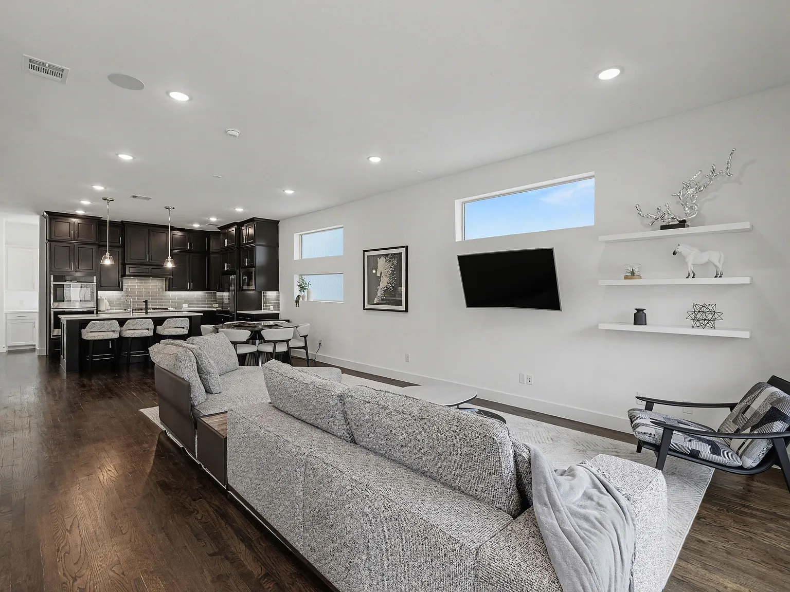 3 bed, 2.5 bath, 2209 sqft, $7,500 — Photo 1