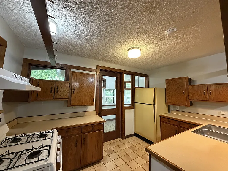 416 E Huntsville Rd — Photo 7