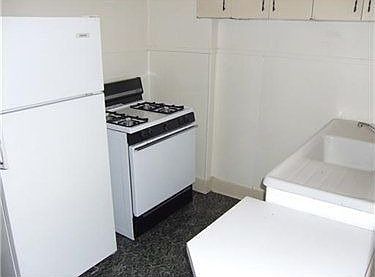 4th image of 941 Meadow Ave