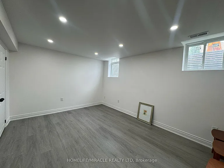 185 Featherstone Rd — Photo 6
