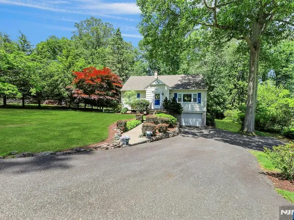 522 Helena Ave, Wyckoff, NJ 07481