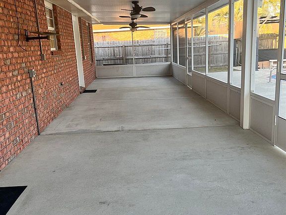 3rd image of 1027 Oak View Dr
