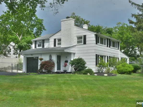 16 Malcolm St, Waldwick, NJ 07463