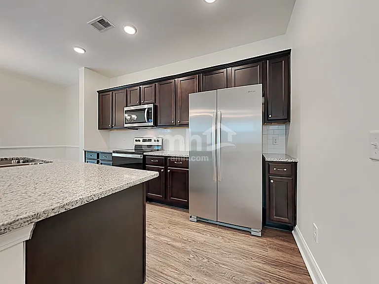 505 W Lionel Rd — Photo 4