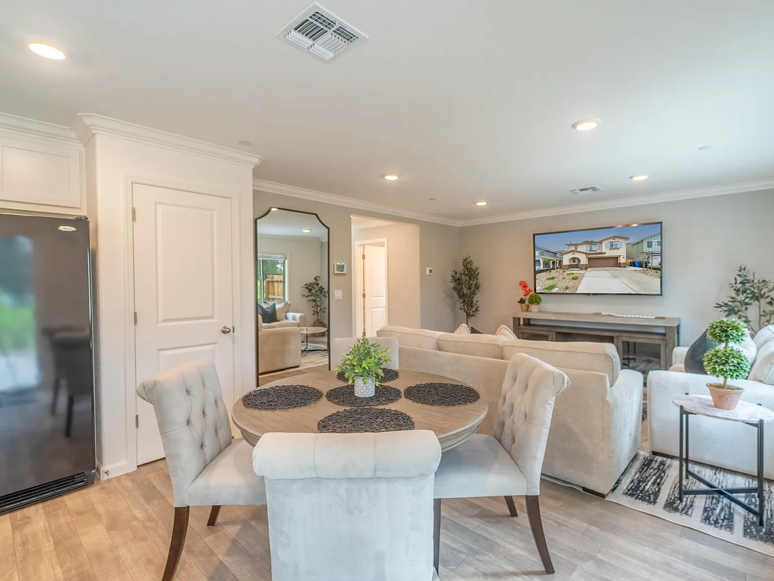 3 bed, 1576 sqft, $4,399 — Photo 4