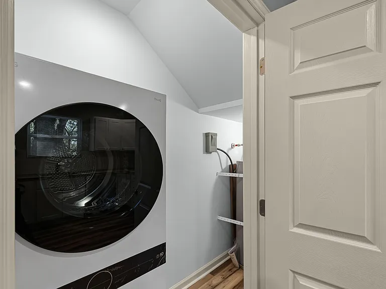 218 W King St — Photo 7