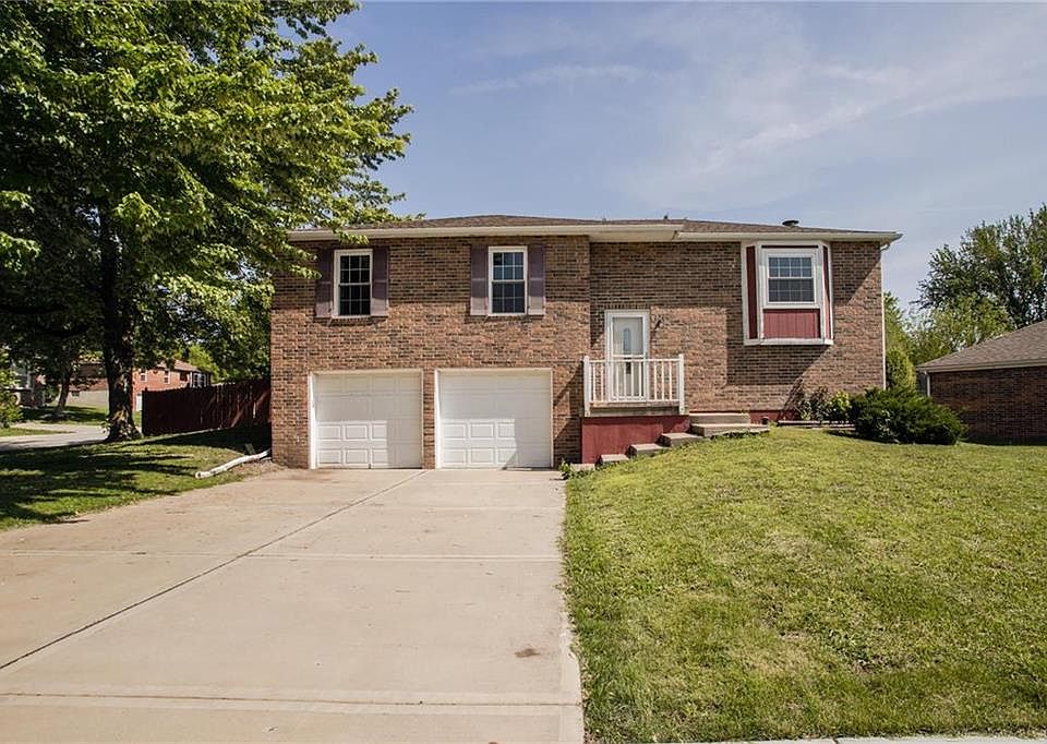 1st image of 820 NE Cambridge Dr