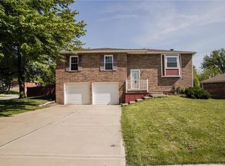 820 NE Cambridge Dr, Lees Summit, MO 64086
