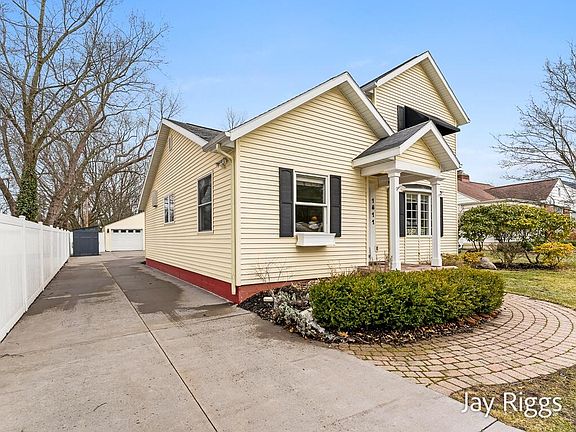 3rd image of 1811 Gladys Ave
