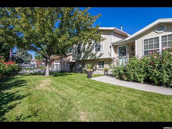 3rd image of 389 E Wyandotte Ave