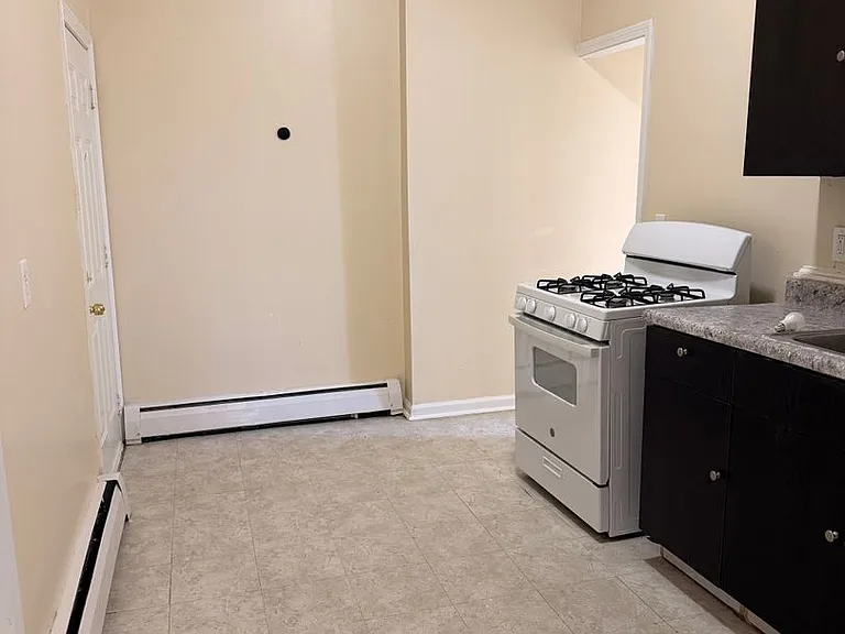 476 Wethersfield Ave — Photo 5