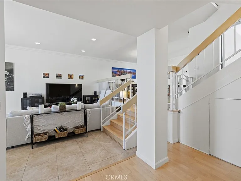 17106 Burbank Blvd — Photo 39