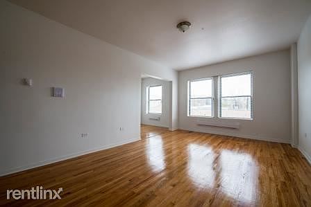 2207 E 75th St Apartments Chicago Living Room_1