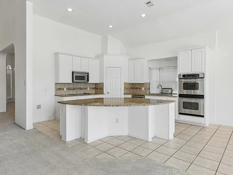 11821 Stephenville Dr — Photo 4