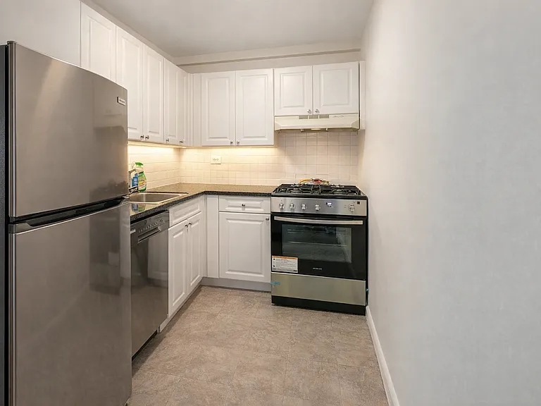 240 E 55th St #9E — Photo 2