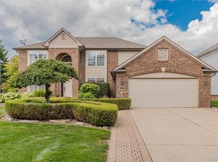 1860 Twin Sun Cir, Commerce Township, MI