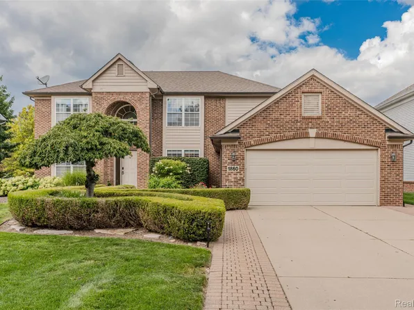 1860 Twin Sun Cir, Commerce Township, MI 48390