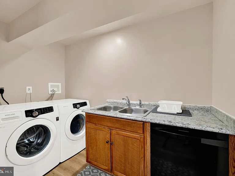 533 Rubens Cir — Photo 52