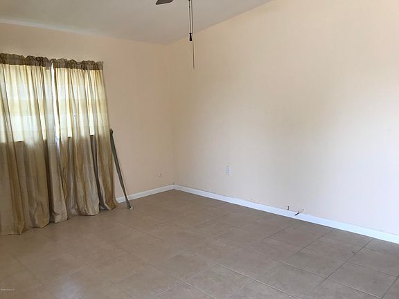 5th image of 1335 Boxwood Dr N