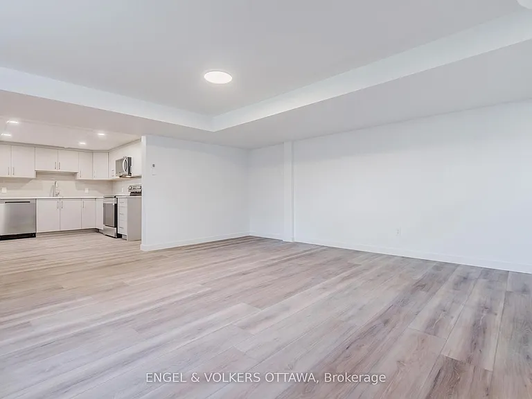 896 Pinewood Cres #3 — Photo 24