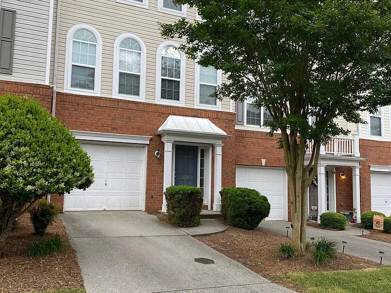 1028 Thornborough Dr — Photo 1