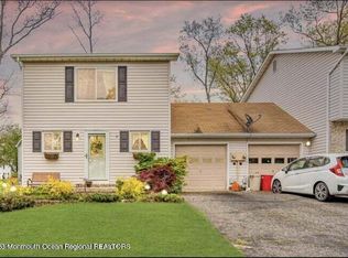 8 Patricia Ct, Howell, NJ 07731