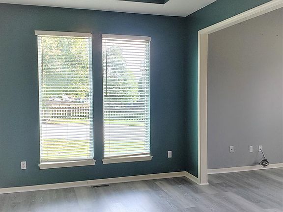 dining room with ceiling fan