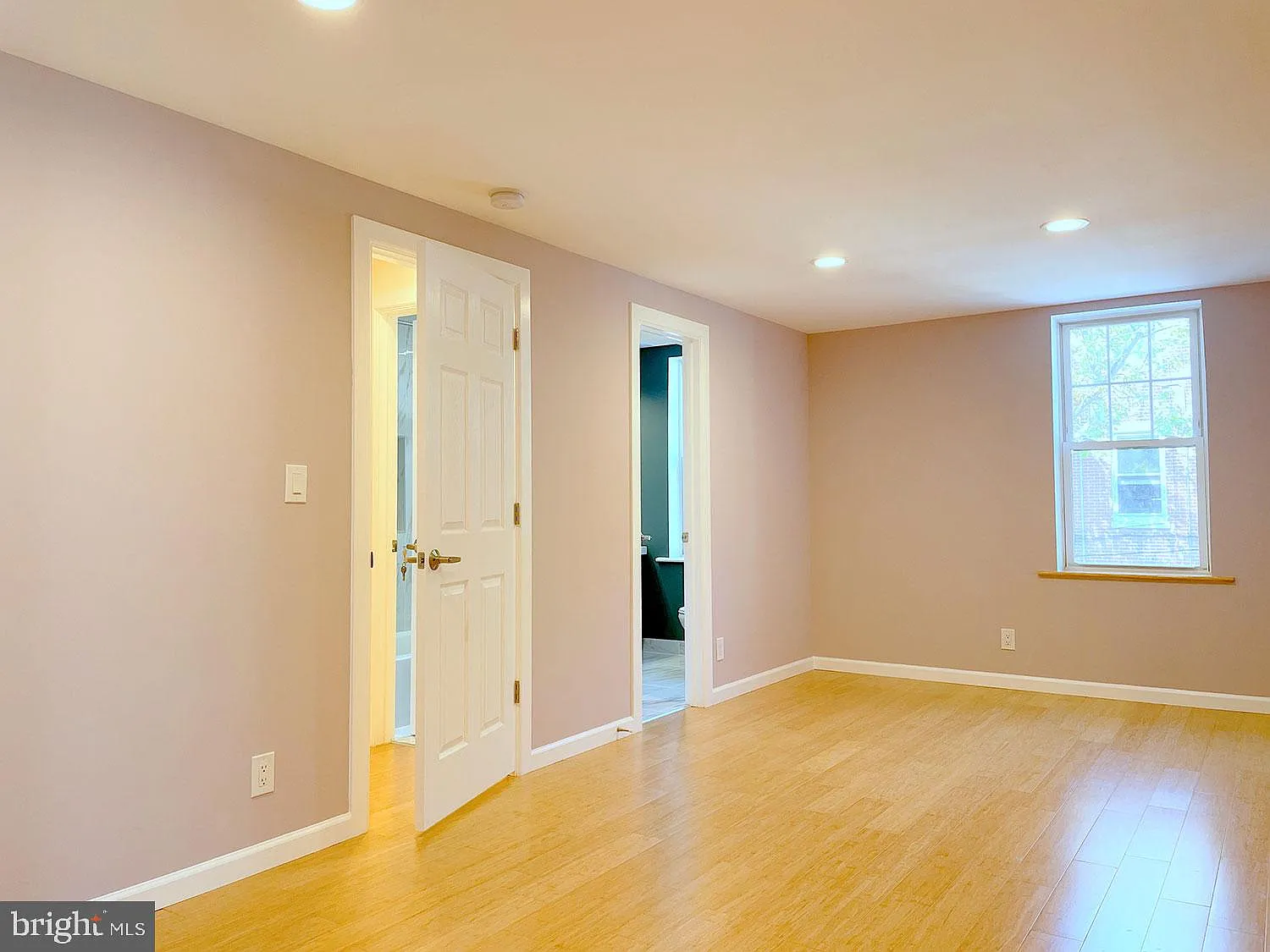3 bed, 2.0 bath, 1008 sqft, $2,995 — Photo 3