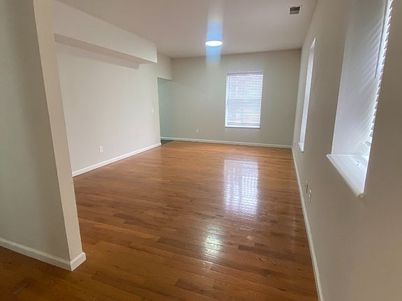 3rd image of 5535 Pershing Ave #22