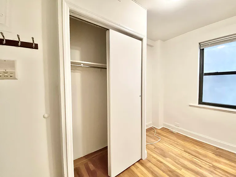 328 E 43rd St #403 — Photo 7