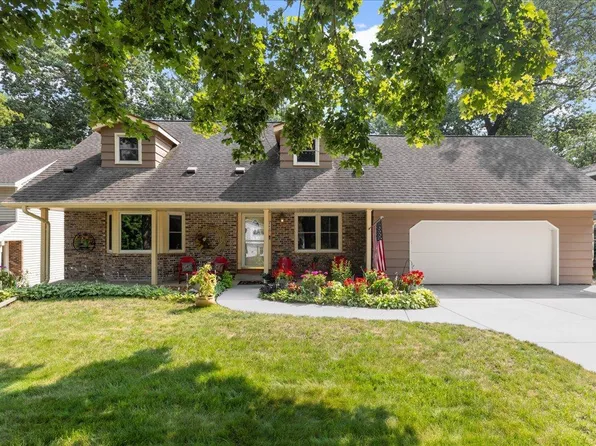 944 11th Ave SE, Forest Lake, MN 55025